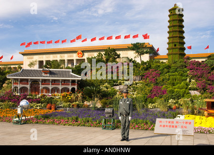 China Beijing Tiananmen Square komplizierten Ornament Gärten mit Chineese Symbole vor der großen Halle des Volkes Stockfoto