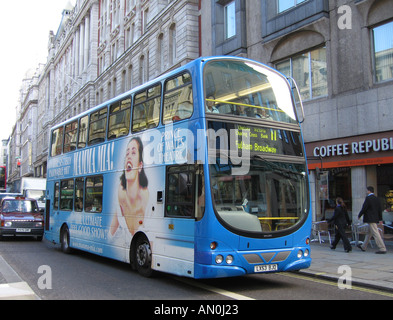 London-Bus mit ganzen Mama Mia Werbung Stockfoto
