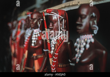 Auswahl von Hand machte Skulpturen der Masai-Krieger als Souvenirs auf einem Marktstand in ganz Kenia und Tansania verkauft verkauft Stockfoto