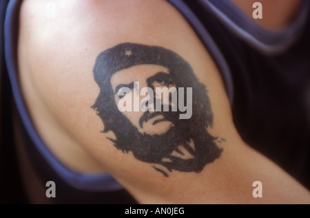 Nahaufnahme des Mannes Arm mit dem Bild von Che Guevara drauf tätowiert. Stockfoto