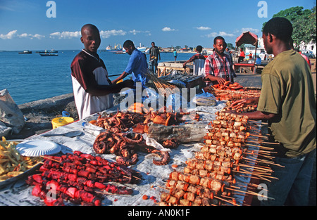 Ständen frisch zubereiteten Fisch und Meeresfrüchte an der Uferpromenade im Forodhani Gärten Stone Town Unguja Sansibar Tansania Ostafrika Stockfoto