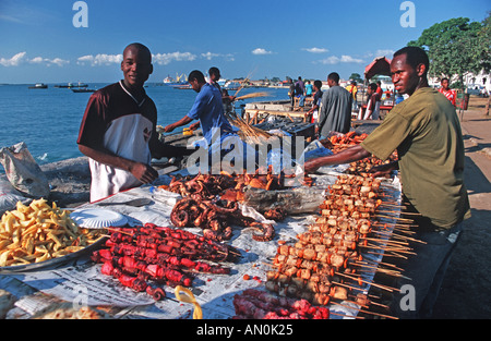 Ständen frisch zubereiteten Fisch und Meeresfrüchte an der Uferpromenade im Forodhani Gärten Stone Town Unguja Sansibar Tansania Ostafrika Stockfoto