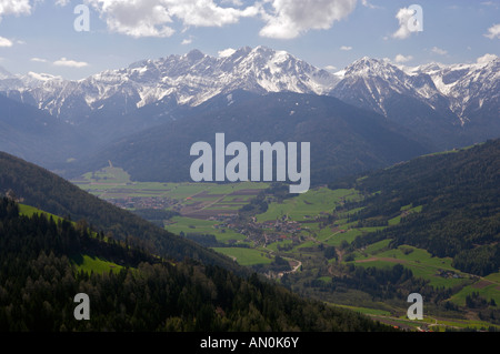 Dorf von Nova Case (Neuhaussern) Backdropped von Dolomit Range, Italien, Südtirol, Sued Tirol, Europa, Europa 2006. Stockfoto