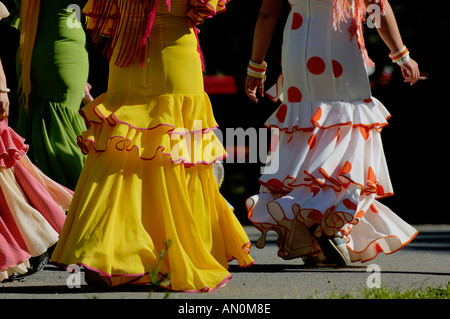 Frauen im Flamenco Kleid zu Fuß durch Maria Luisa Park während der Frühjahrsmesse Sevilla Feria De Abri, Sevilla, Andalusien, Spanien. Stockfoto