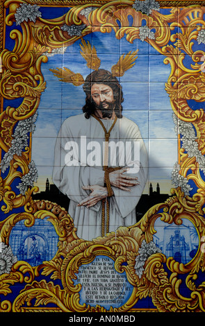 Ein Azulejo Keramik Handarbeit Darstellung Jesu Christi ziert eine Gebäudehülle in der Compas de San Francisco, Córdoba, Spanien. Stockfoto