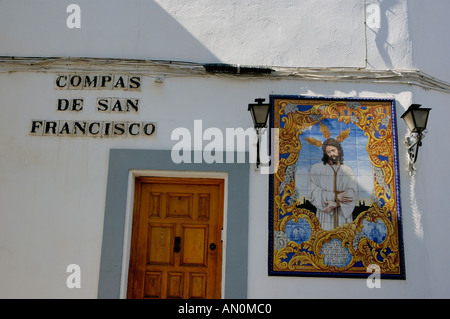 Ein Azulejo Keramik Handarbeit Darstellung Jesu Christi ziert eine Gebäudehülle in der Compas de San Francisco, Córdoba, Spanien. Stockfoto