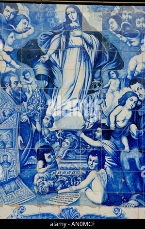 Ein Azulejo Keramik Handarbeit Darstellung der Jungfrau Maria mit Engeln an der Wand der Kirche San Francisco, Córdoba, Spanien. Stockfoto