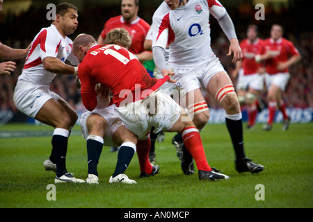 Gareth Thomas Bekämpfung ein Engländer während des Wales England Spiel im Millennium Stadium am 17. März 2007 Stockfoto