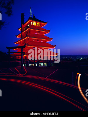 PAGODE IN DER NACHT; READING WAHRZEICHEN AM OBEREN RAND DURYEA DRIVE, READING, BERKS COUNTY, PENNSYLVANIA, USA. Stockfoto