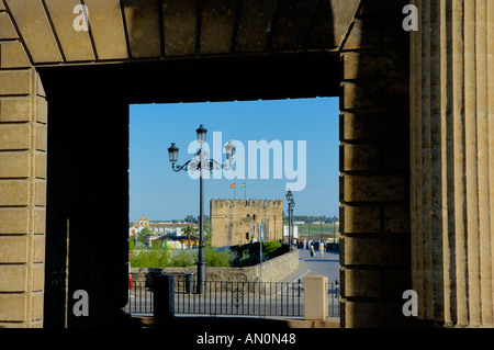 Spanien Andalusien Córdoba Puerta Del Puente Bogen mit Blick auf die römische Brücke am Fluss Guadalquivir Stockfoto