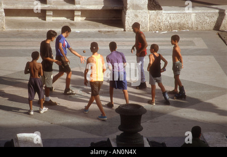 Gruppe von Jugendliche spielen mit Ball auf dem Paseo Jose Marti, Havanna, Kuba. Stockfoto