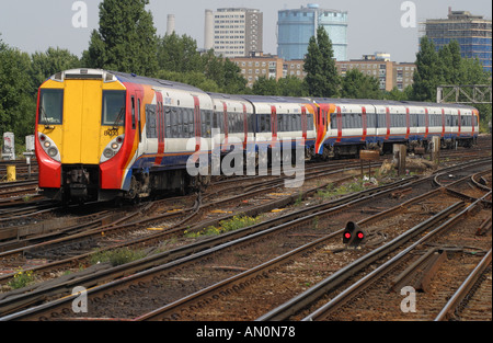 South West Trains Service moderne Eisenbahnwagen in Clapham Junction London Stockfoto