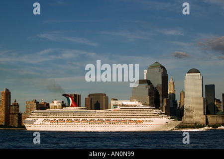 Kreuzfahrt Schiff Pässe die Skyline von Manhattan entlang der Husdon River als es von New York City USA Juli 2005 weicht Stockfoto