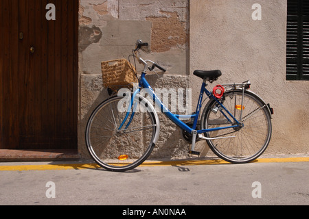 Fahrrad mit Korb Wand in Pollensa Mallorca Spanien gelehnt Stockfoto