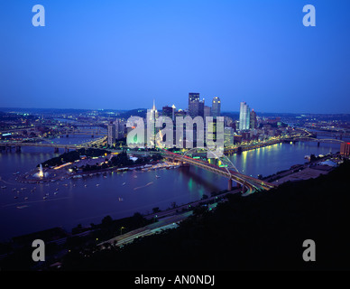 Ansicht der Stadt Pittsburgh und drei Flüsse von Mount Washington in der Nacht, Pittsburgh, Pennsylvania, Usa., Stockfoto