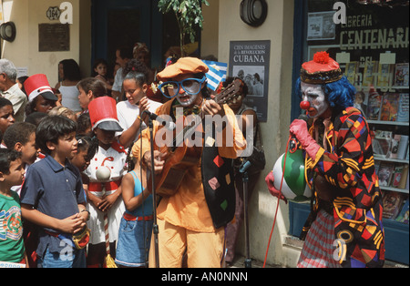 Clowns singen und Gitarre spielen Kinder auf den Straßen von Havanna, Kuba. Stockfoto