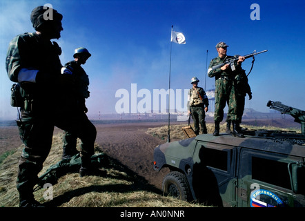 Russischer Soldat feuert eine amerikanische M16 während "Peacekeeper 94" eine russische amerikanische militärische Übung in Tozkoje, Russland Stockfoto