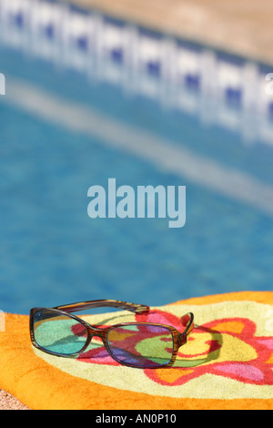 Urlaub Schwimmbad Sonnenbrillen und Handtuch Stockfoto