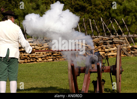 Colonial Williamsburg Virginia Kanone abfeuern Demonstration Beleuchtung die Sicherung Stockfoto