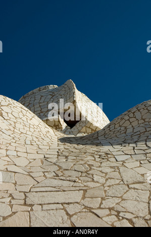 Low-Winkel Schuss von einem Mosaik-Schornstein in Gaudis La Perdrera Haus in Barcelona Stockfoto