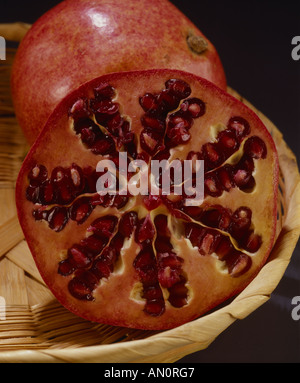 GRANATAPFEL-FRUCHT IST TECHNISCH EINE BEERE MIT SIEBEN EINZELLIGE EIERSTOCK-STUDIO Stockfoto