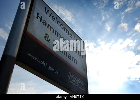 Straßenschild, Ihren Besuch auf der London Borough of Hammersmith und Fulham gegen einen hellen sonnigen Himmel gesetzt. Stockfoto