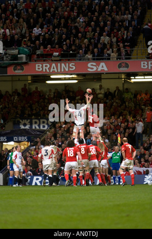 Kampf für Besitz in einen Lineout während des Wales England Spiels im Millennium Stadium am 17. März 2007 Stockfoto