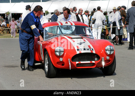1963 AC Cobra Le Mans im Fahrerlager bei der 2005 beim Goodwood Revival, Sussex, UK. Stockfoto