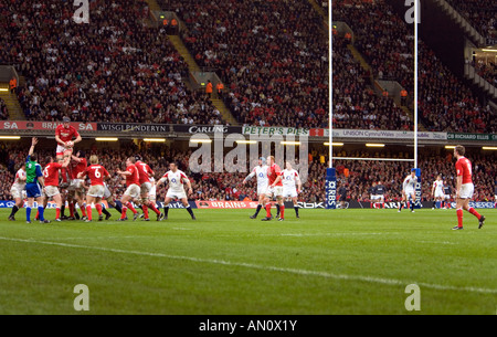 Wales gewinnen Besitz in einen Lineout während des Wales England Spiel im Millennium Stadium am 17. März 2007 Stockfoto