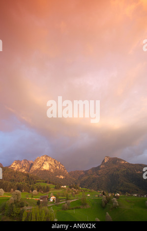 Sonnenuntergang in der Nähe von Voels mit die Felsformationen der Hammerwand am 2128 m Teil des Schlern Sciliar im Naturpark Schlern Stockfoto