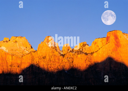 Vollmond und Winter dawn auf die Türme Jungfrau Zion National Park in Utah Stockfoto