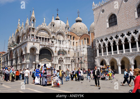 Basilica di San Marco neben dem Palazzo Ducale in den Markusplatz (Piazza San Marco) in Venedig, Veneto, Italien, Europa. Stockfoto