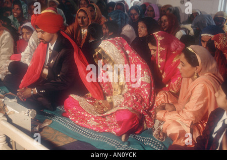 Braut und Bräutigam sitzen vor ihrer Trauung in Patiala, Punjab, Indien. Stockfoto