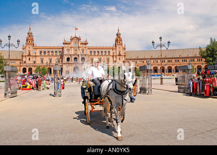 Pferdewagen mit Touristen, Plaza de Espana, Sevilla, Andalusien, Spanien Stockfoto