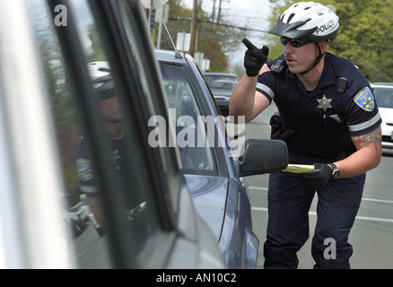 Polizist ausstellen ein Zitat für Autofahrer Stockfoto