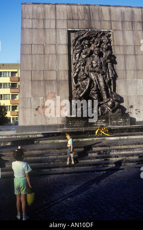 Warschau ' s1948 Denkmal von Rapaport und Suzin für diejenigen, die starben im Ghetto-Aufstand gegen die NS-Verfolgung. Stockfoto