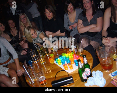 junge Frauen "Binge drinking" Stockfoto