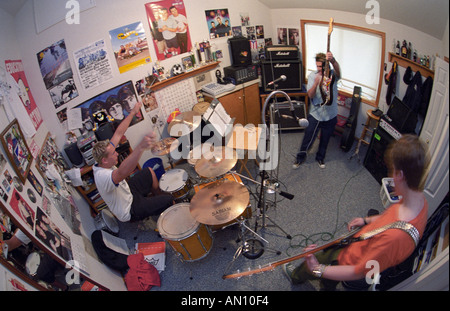 High School Punk-Rock-Band 36drive Praktiken im Schlafzimmer Stockfoto