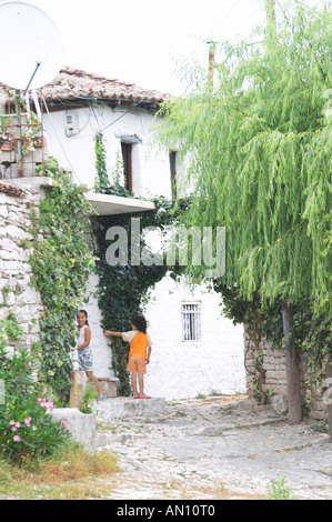 Kinder auf der Straße vor den weißen Häusern. Berat oberen Zitadelle alte befestigte Stadt. Albanien, Balkan, Europa. Stockfoto