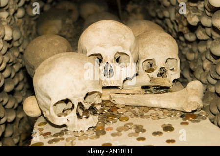 Schädel, Knochen und Münzen in einer Knochen-Kirche in Kutna Hora, Tschechien Stockfoto