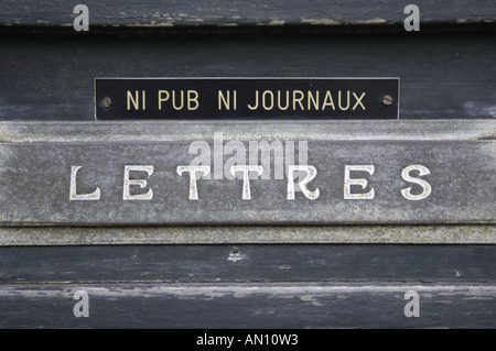 Rochefort Charente maritime Charentais Region Frankreich Französisch Reisen Tourismus Sommer Farbe Farbe Zeichen typisch Lettres Briefkasten Stockfoto