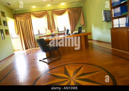 Das Büro des Managers. mit Holz Parkettboden mit Holz Intarsien in Sternform. "Kantina" e Pijeve Gjergj Kastrioti Skenderbeu Stockfoto