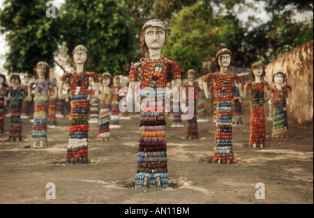 Reihen von Statuen im Steingarten in Chandigarh, Punjab, Indien. Stockfoto