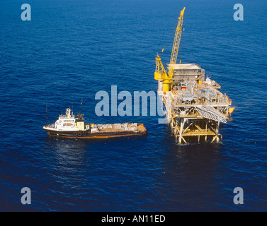 Off Shore Ölplattform und liefern Boot Bass Strait Australien Stockfoto