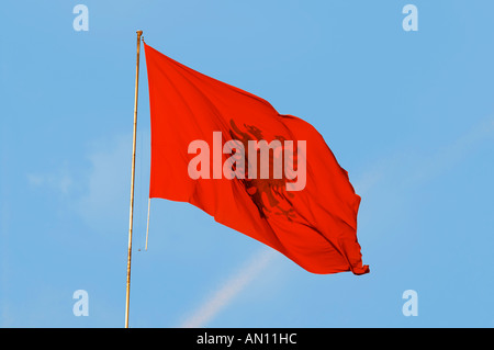 Die albanische Flagge Fahne, rot mit einem schwarzen Doppel geleitet Adler, vor blauem Himmel. Tirana zentralen Hauptplatz, Skanderbeg-Skanderburg-Platz. Hauptstadt Tirana. Albanien, Balkan, Europa. Stockfoto