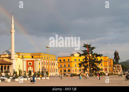 Ethem Bey Beu Moschee. Blick über den Platz. Tirana zentralen Hauptplatz, Skanderbeg-Skanderburg-Platz. Nationalen Tourismusorganisation im Hintergrund. Hauptstadt Tirana. Albanien, Balkan, Europa. Stockfoto