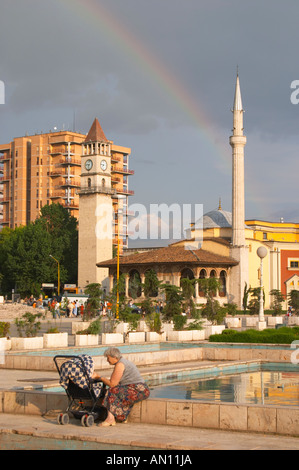 Ethem Bey Beu Moschee. Eine Frau sitzt auf der Kante des Brunnens mit einem Kinderwagen. Tirana zentralen Hauptplatz, Skanderbeg-Skanderburg-Platz. Hauptstadt Tirana. Albanien, Balkan, Europa. Stockfoto
