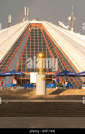 Das Denkmal-Mausoleum-Museum des ehemaligen Diktators Enver Hoxa Hoxha in Pyramidenform. Sonnenstrahl, Regenbogen in den Himmel. Hauptstadt Tirana. Albanien, Balkan, Europa. Stockfoto