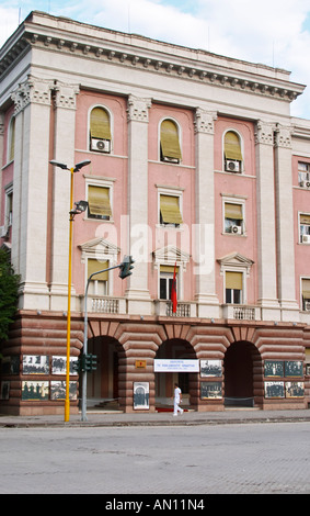 Das Haus Parlamentsgebäude in Albanien auf dem Boulevard Bulevardi Deshmoret e Kombit. Hauptstadt Tirana. Albanien, Balkan, Europa. Stockfoto