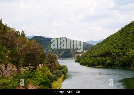 Blick auf den Fluss Trebisnjica in einem steilen Tal in der Nähe von Trebinje. Trebinje. Republika Srpska. Bosnien-Herzegowina, Europa. Stockfoto